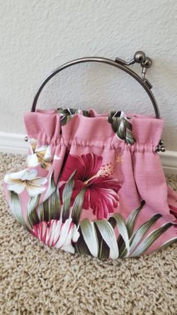 Small Hawaiian purse with metal handles