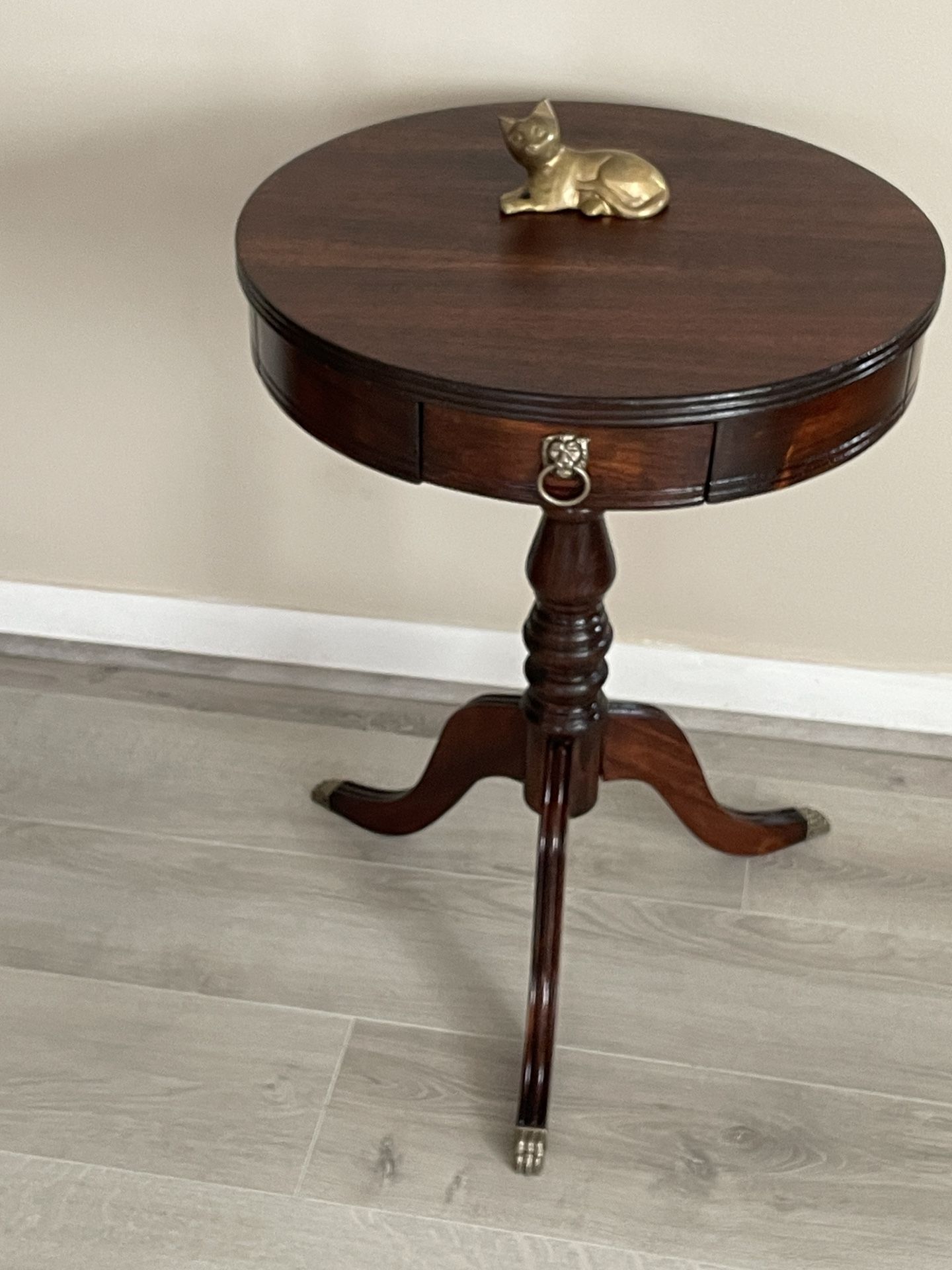 Vintage Mahogany Side Table: Round Pedestal with Lion Head And Claws 