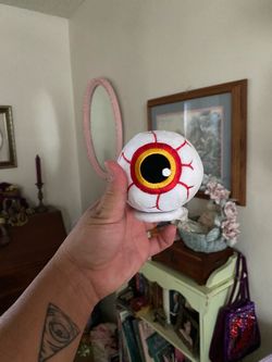 Knotts scary farm shoulder sitter eyeball