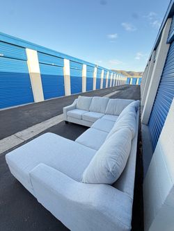BEAUTIFUL SECTIONAL COUCH