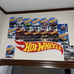 16 Hot Wheels And Sign 