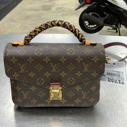 LOUIS VUITTON PURSE