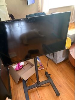 Samsung 32” TV on sturdy rolling stand