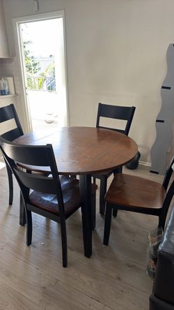 Round table 4 chairs