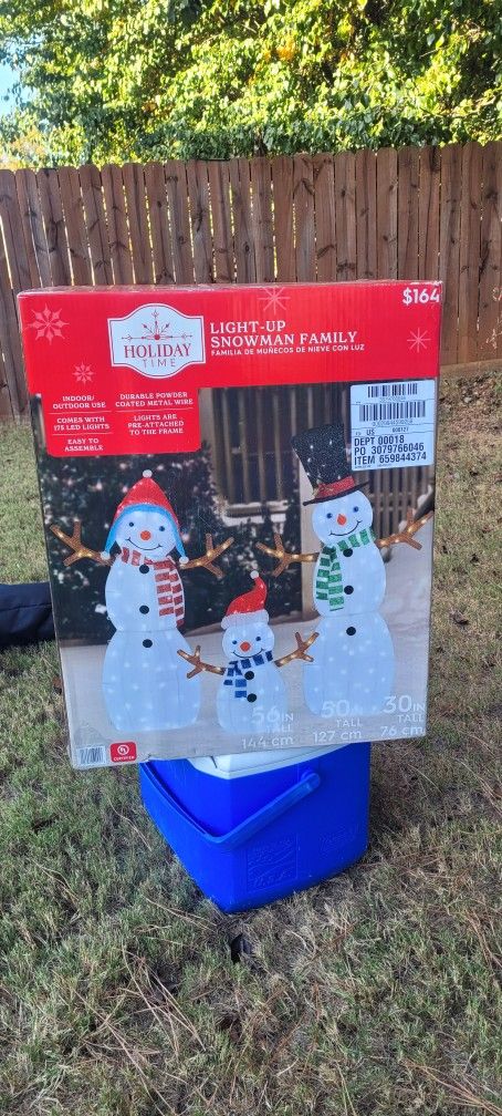 Light-up Snowman Family 
