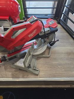 Milwaukee Compound Miter Saw