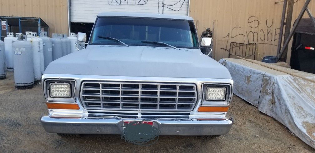 1977 Ford 2000