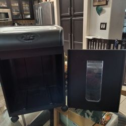 Insignia Paper Shredder/CD & Credit Cards 