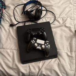 PS4 Pro 600 GB 2 Controllers Comes With Free Headset! And a Charger For The Controller!