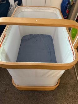 Cradelwise smart crib. Hardly ever used All parts included  Mattress clean  Pet and smoke free house  Msg me for more pics or videos