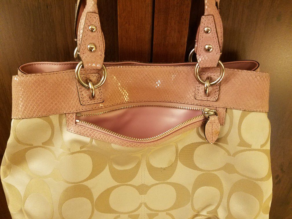 Beautiful Lime Coach Purse for Sale in Raleigh, NC - OfferUp