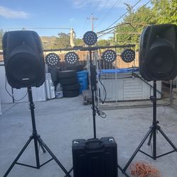 Vendo un dj completo luses listo para las fiestas. Con micrófono para kareoke
