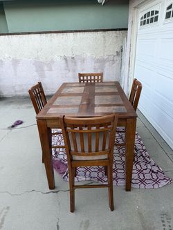 Extendable dining table