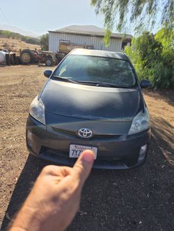 Two complete Toyota Prius hybrids, mechanic special,