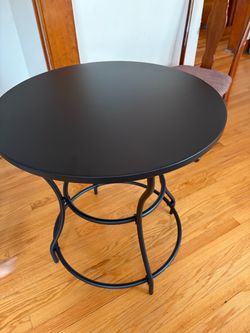 Round bisto table