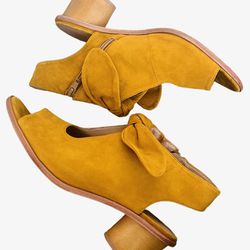 Bernardo Suede Luna Heels Mustard Yellow Sandal Heel Woman Shoe SZ 9 M Vacation 
