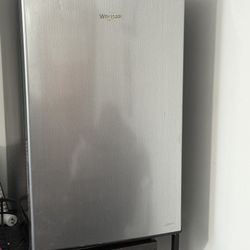 Whirlpool Mini Fridge Like Brand New 4.3 Cu Feet