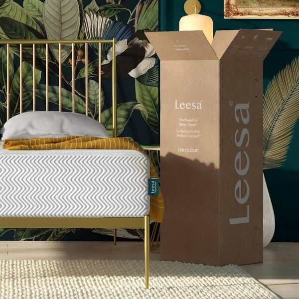 New Queen Leesa Legend 12" Hybrid Mattress Medium Firm Retails over $2,000 New in the box Can pickup in car (vacuum sealed) Features: Two Spring La