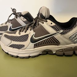Nike Vomero 5 Size 5y