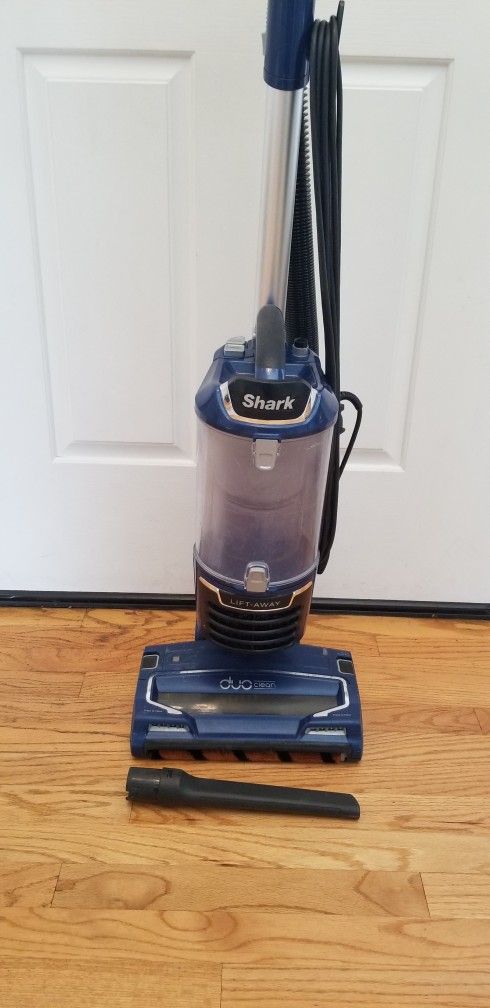 NEW cond SHARK NAVIGATOR VACUUM , WITH ATTACHMENTS , AMAZING POWER SUCTION. , WORKS EXCELLENT ,