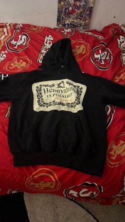 Black sweater with a quote Hennything is possible