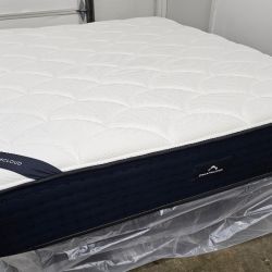 LIKE NEW! DreamCloud King Mattress - Delivery Available