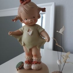 MEMORYES OF Yesterday PORCELAIN FIGURINE 