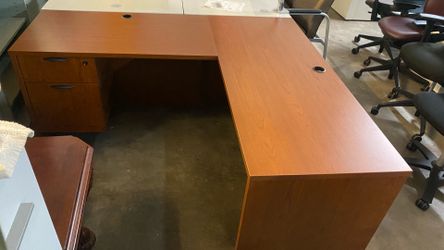 Corner desk
