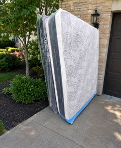 Full Size Pillowtop Mattress +Box Spring