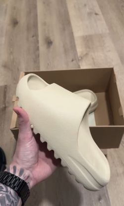 Bone Yeezy slides size 9