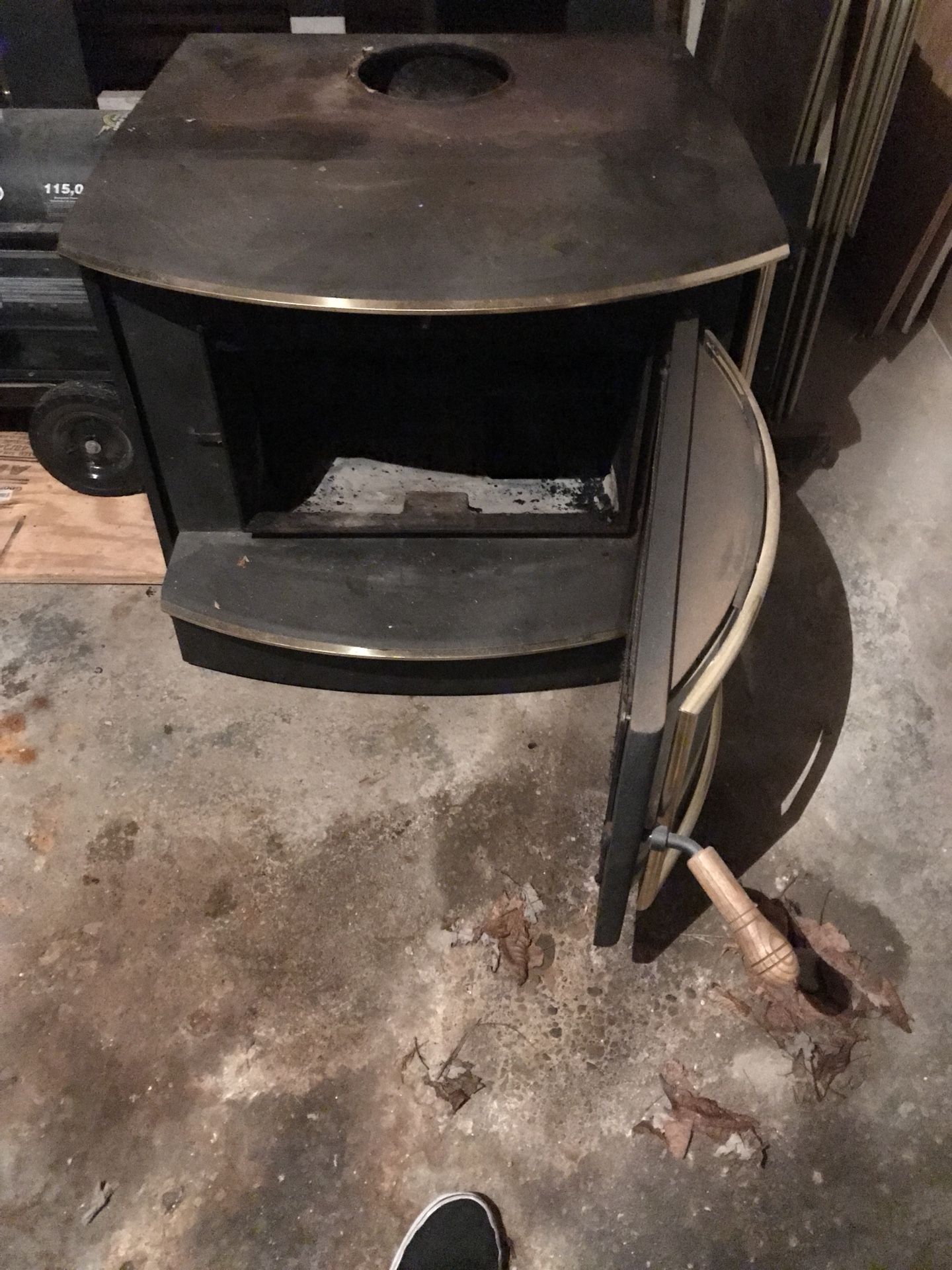 Derco grizzly wood burning stove for Sale in Beavercreek, OH - OfferUp