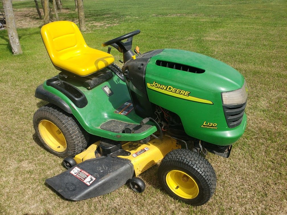 John Deere L120, 48" Riding Lawn Mower