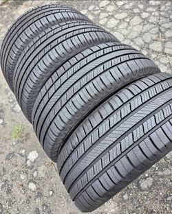 225/65/17 Michelin 🌟🌟 Vendo un set de llantas con 80% de vida las 4 🌟🌟🤩