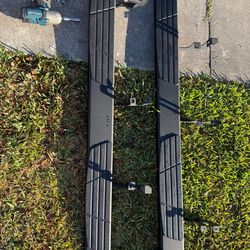 Enganche de remolque (Hitch receiver) 	•	Bola de remolque (Tow ball) Estribos laterales (Running boards / Side steps) 	•	Soportes de montaje (Brackets