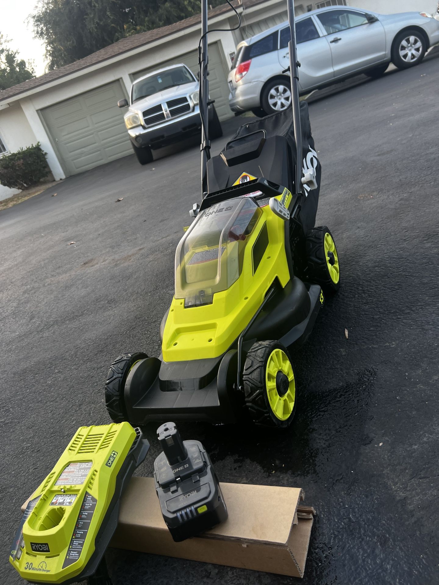 LAWN MOWER RYOBI ONE+ 18V 13 in. Cordless Battery Walk Behind Push Lawn Mower with 4.0 Ah Battery and Charger