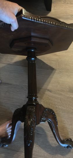 Rococo Revival mahogany pedestal table with a distinctive scalloped, "pie-crust" top and carved ball-and-claw feet.