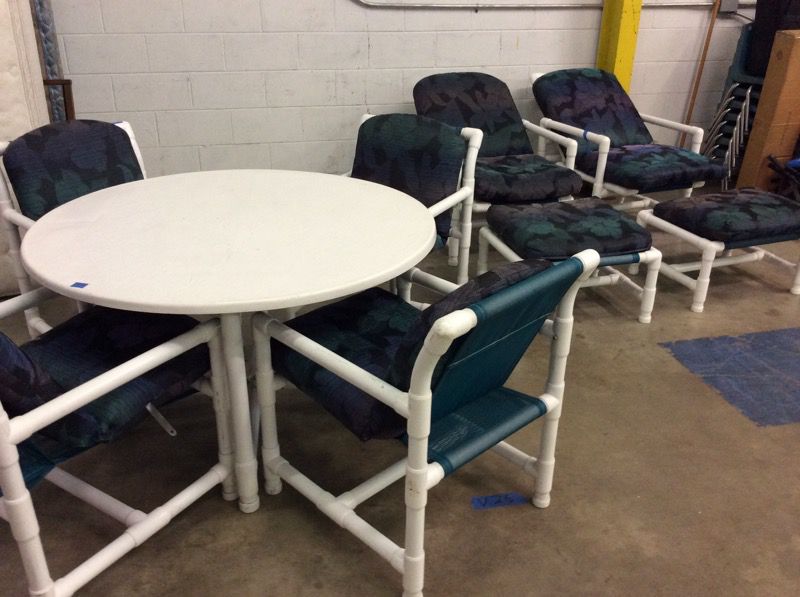 Nine piece patio set in good condition table, four chairs, two reclining chairs and two foot stools