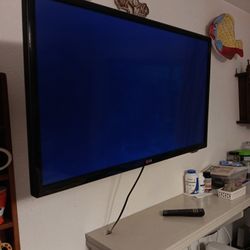 32" TV With Wall Bracket