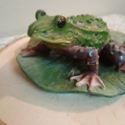 REALISTIC FROG ON A LILY PAD