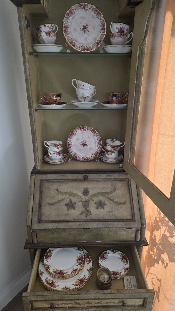 Royal Albert Old Country Roses.  Including The One Inthe Middle