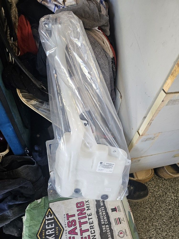 Ford Explorer 2016-2019 Windshield Washer Fluid Tank