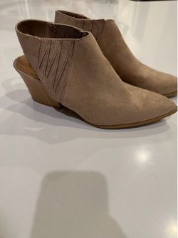 Qupid Women’s Tan Heels size 9.5