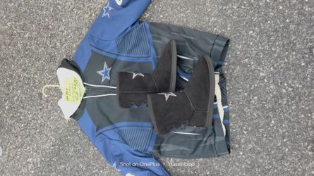 Like new ladies 2x cowboys zip up fleece hoodies and size 10 winter boots