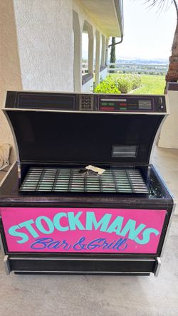 SEEBURG JUKEBOX FULL OF RECORDS