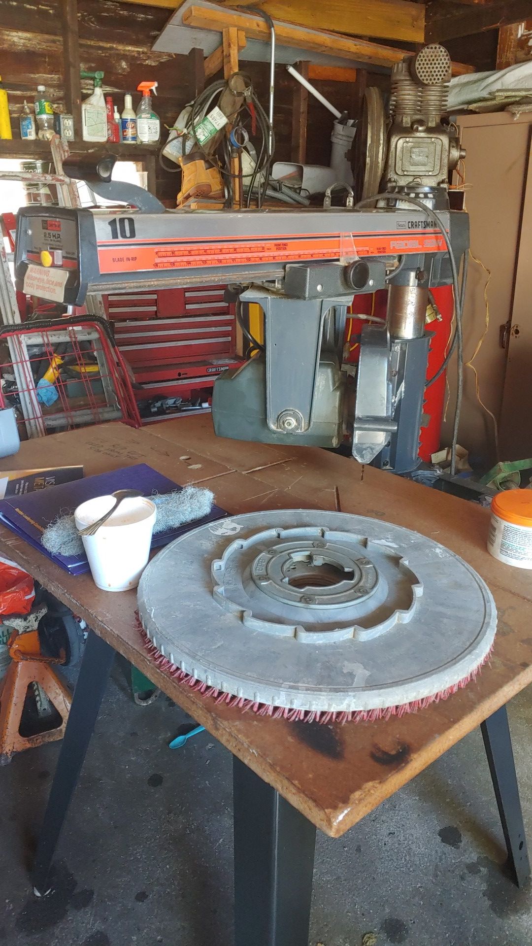Maquina de cortar madera con la mesa