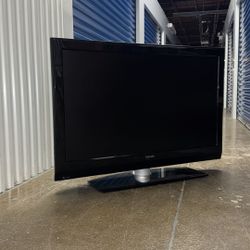 y2k philips television with 47” display, model 47PFL7432D/37, 1080p LCD HDTV with ambilight