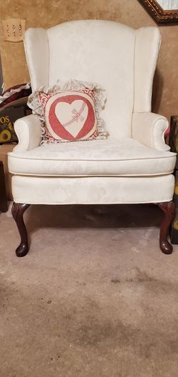 BEAUTIFUL   WHITE   WING   CHAIR