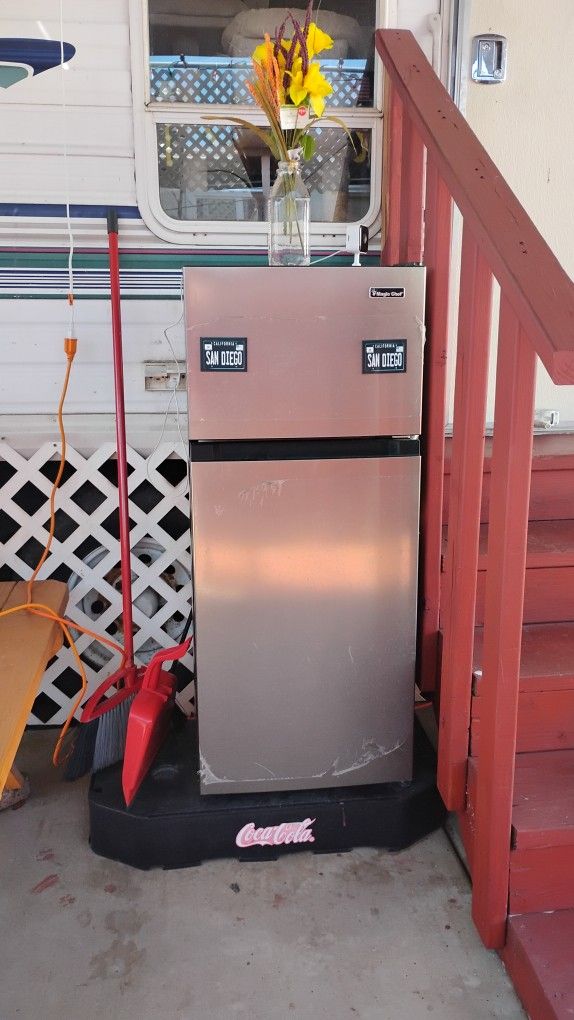 Mini Fridge With Freezer 
