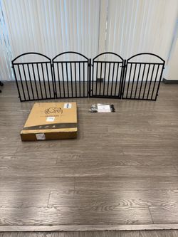 $50 /New/ 4 panel Petgate freestanding dog fence / 33” Tall x 24” wide / walkthrough door