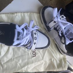 Lv Trainer Sneakers 